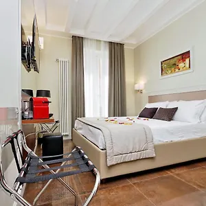 2* לינה וארוחת בוקר Piazza Venezia Grand